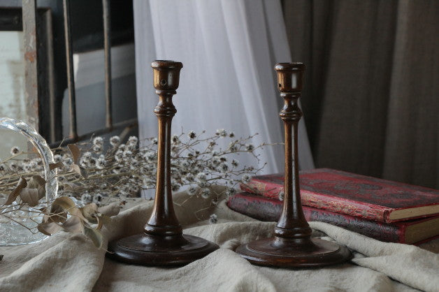 シンメトリーに楽しめる木製ペアキャンドルスタンド（燭台） イギリス