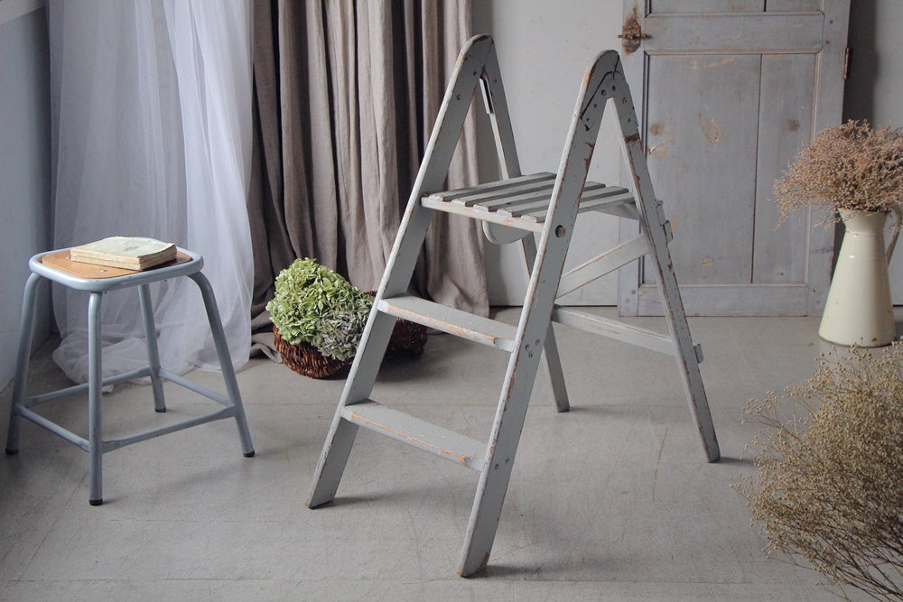 ブルーグレーペイントがシャビーなラダー（脚立）高さ93cm イギリス