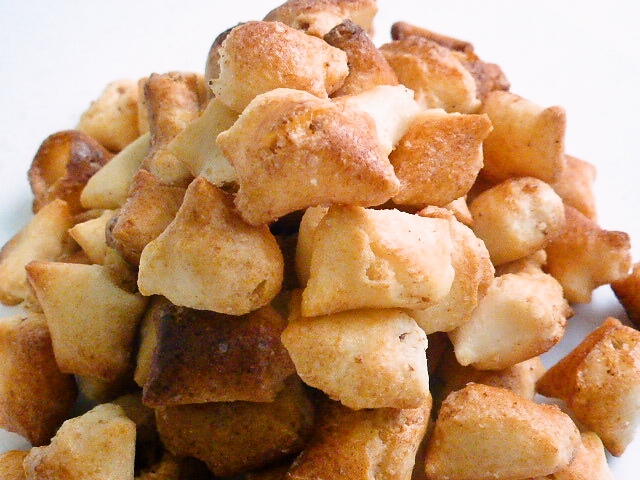 ひと口サイズでころころ食べやすいおいしいおかきころ助。酸味の効いた