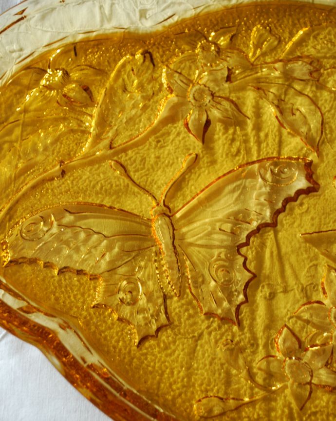 蝶×お花がデザインされたアンバーカラーのガラストレイ（トレー