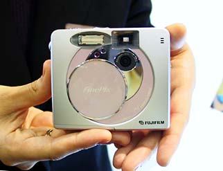News：富士写，携帯で画像を送れるMP3再生対応デジカメ「FinePix30i」発表