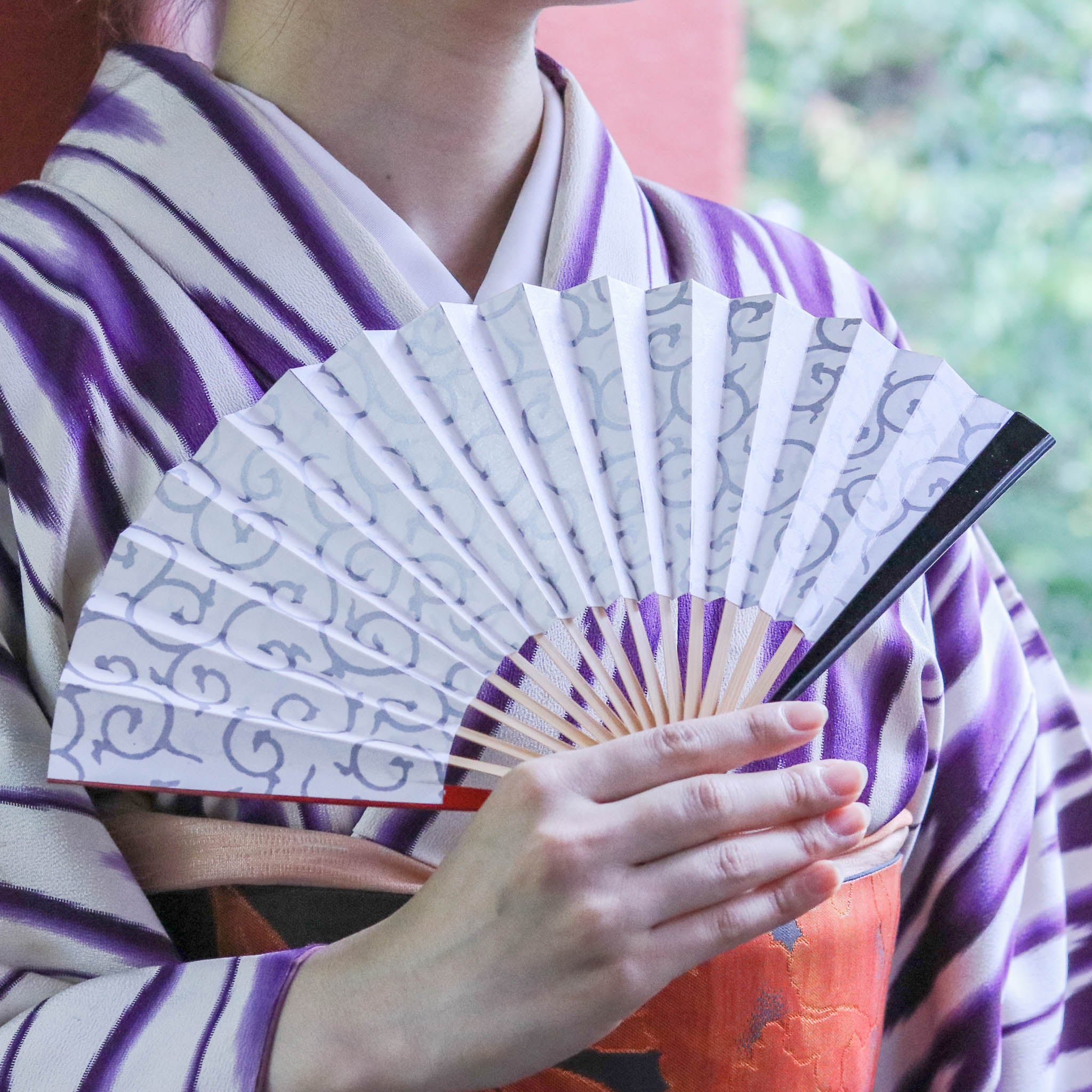 在庫限り】江戸扇子 | 唐草 両面銀 | 女持 赤黒 | 雲錦堂 深津