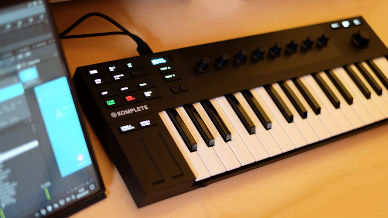 NI『Komplete Kontrol M32』レビュー。爆速で音色が選べるMIDI