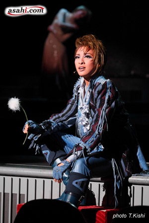 asahi.com（朝日新聞社）：音月桂トップお披露目 宝塚「ロミオと