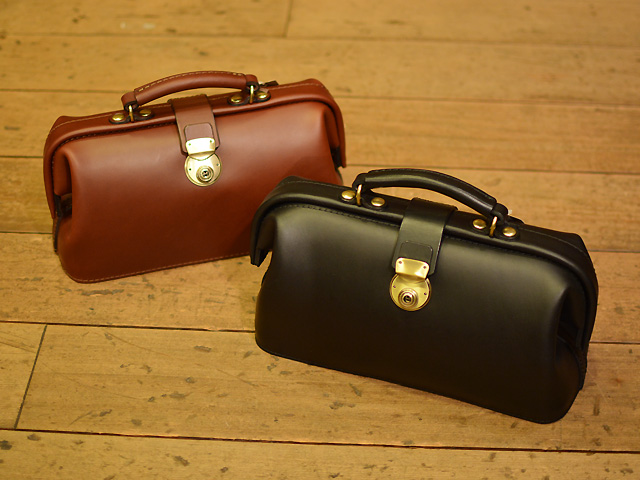 ドラマ「海の上の診療所」にHERZのミニドクターバッグが登場｜革鞄・革