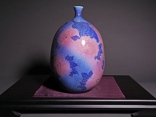 有田焼】飾り花瓶 染錦金彩孔雀牡丹図 - JTOPIA