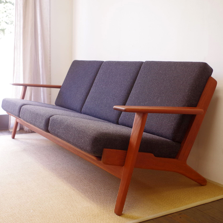 ハンス.J. ウェグナーの3人掛ソファGE290(チーク)をアップしました