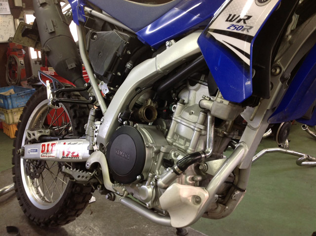 WR250R | 忠さんが陣頭指揮をとってマフラーを開発していく実際の