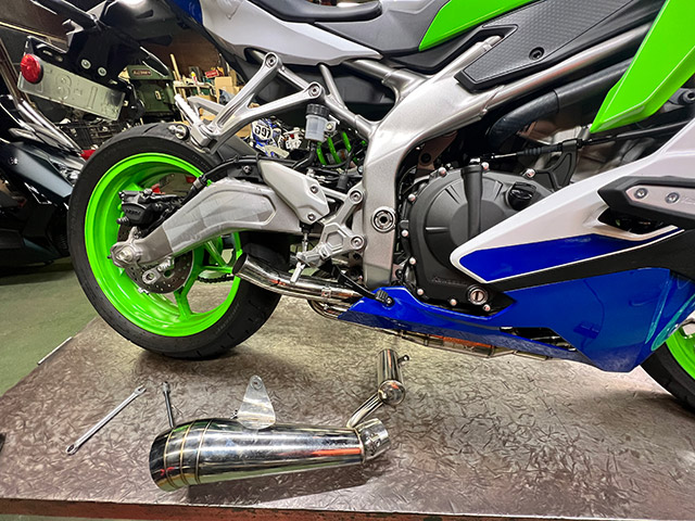 ZX-4R/RR POWERBOX | 忠さんが陣頭指揮をとってマフラーを開発していく