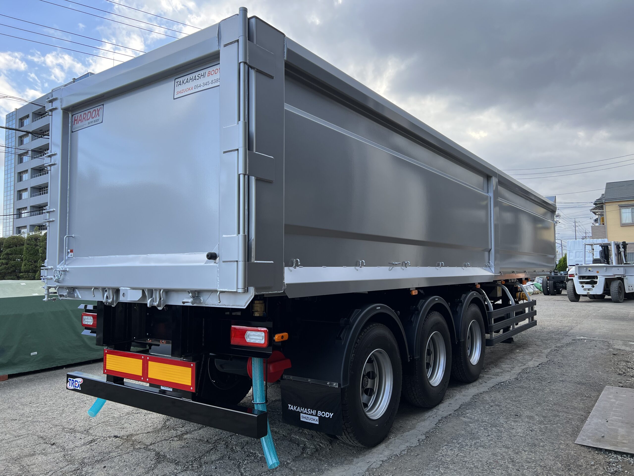 HARDOX® スクラップセミトレーラー 42㎥ テールゲート型 | 高橋ボデー