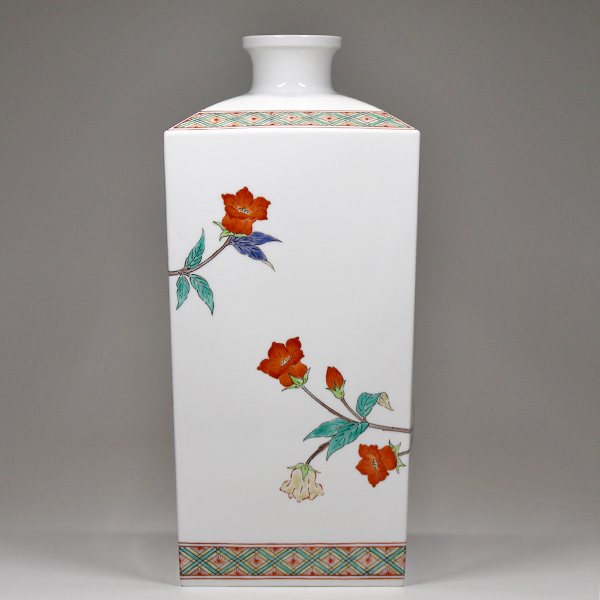 人間国宝 十四代 酒井田柿右衛門 『濁手草花文角瓶』 共箱 - 瀧屋美術