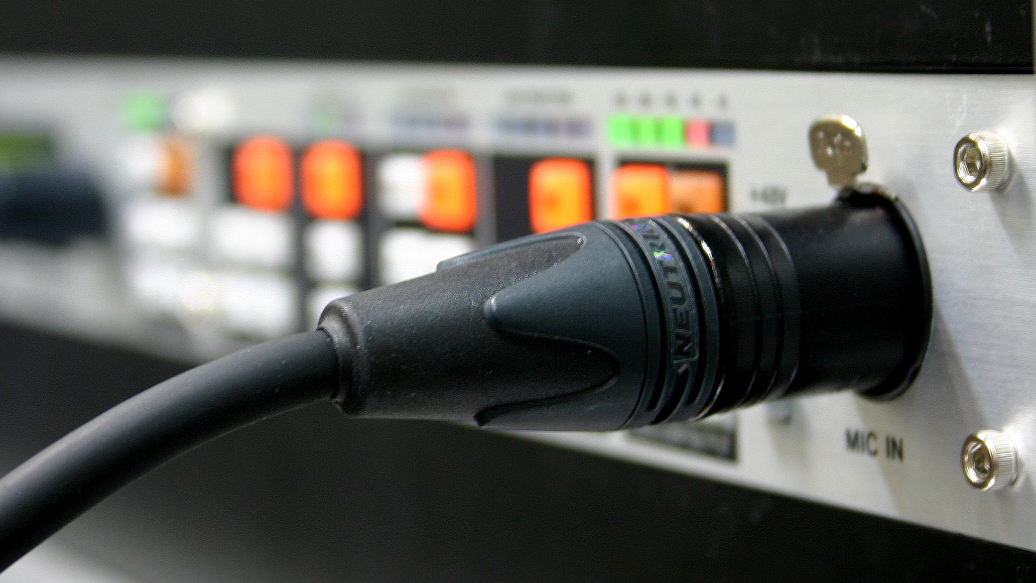 TA-1VP | antares Auto-Tune Evo搭載マイクプリアンプ | TASCAM (日本)