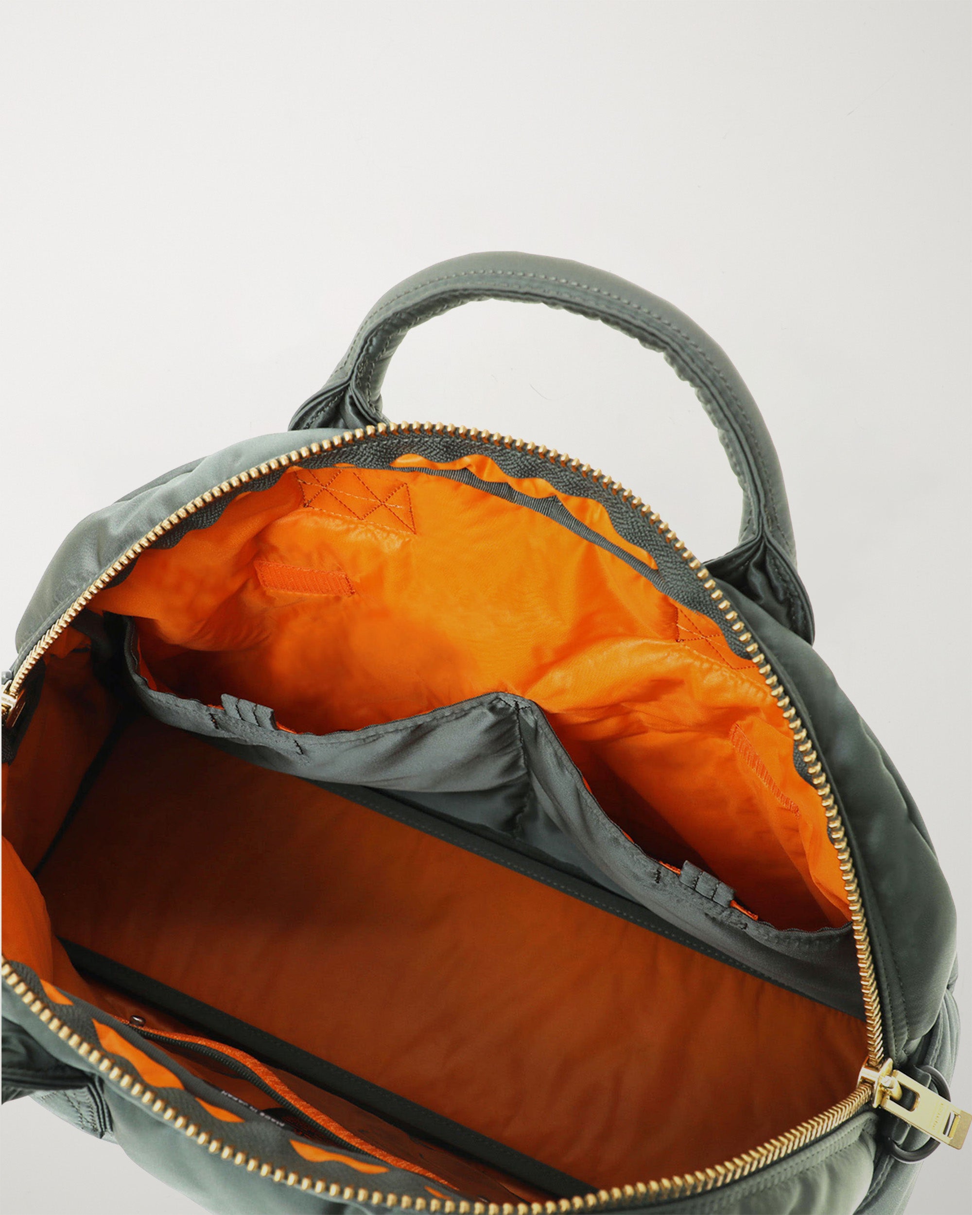 Porter Yoshida – Tanker Madison Boston Bag (M) Sage Green – Tenue