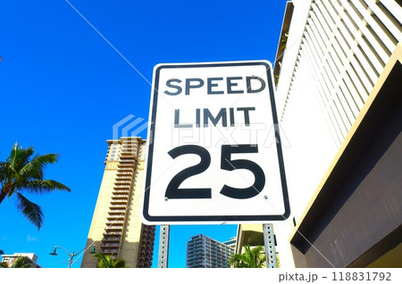 アメリカ・ハワイの速度制限標識 SPEED LIMIT 25の写真素材 [118831792