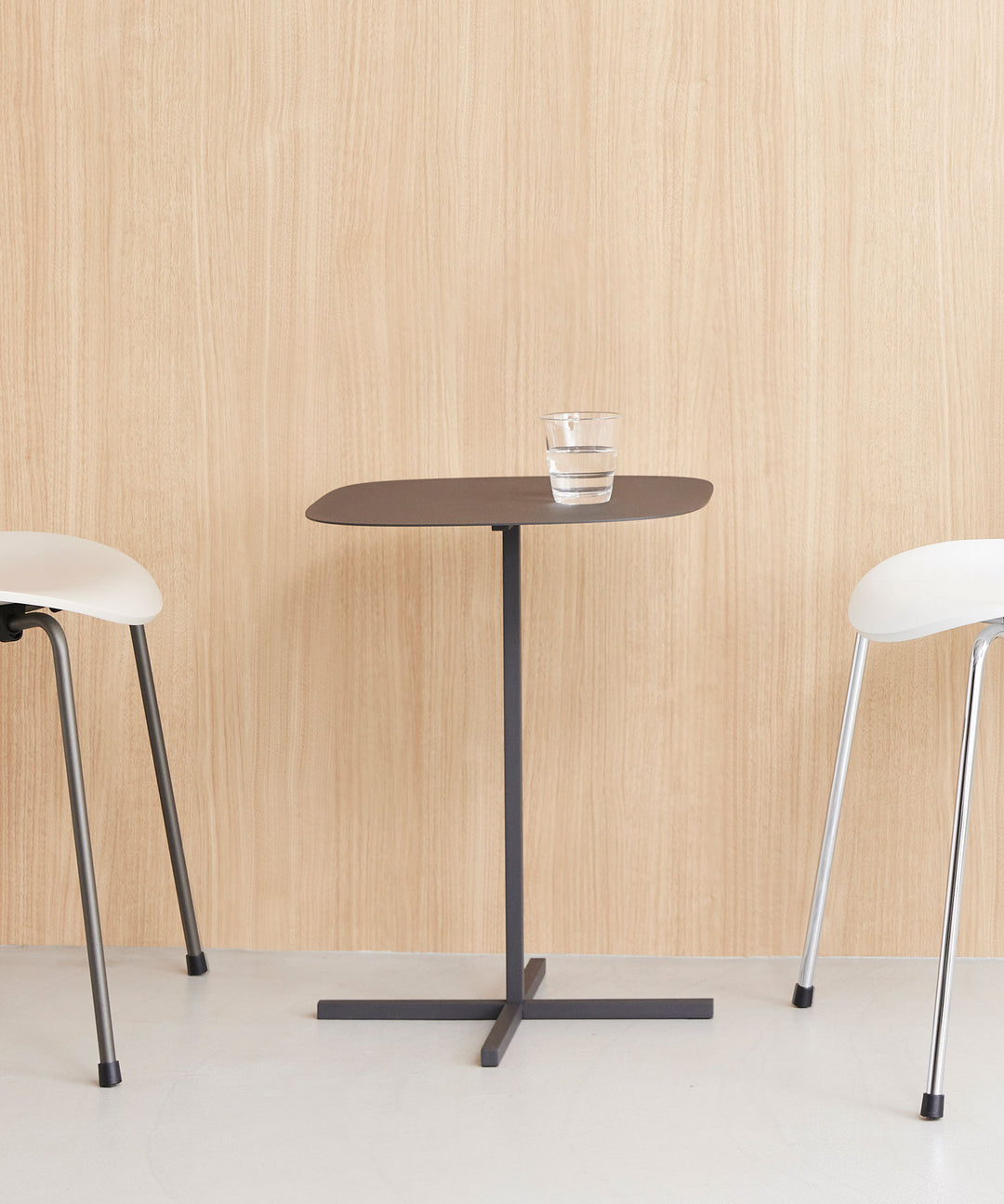 DUENDE（デュエンデ）SOLID STEEL TABLE｜十字の脚部が特徴のサイド