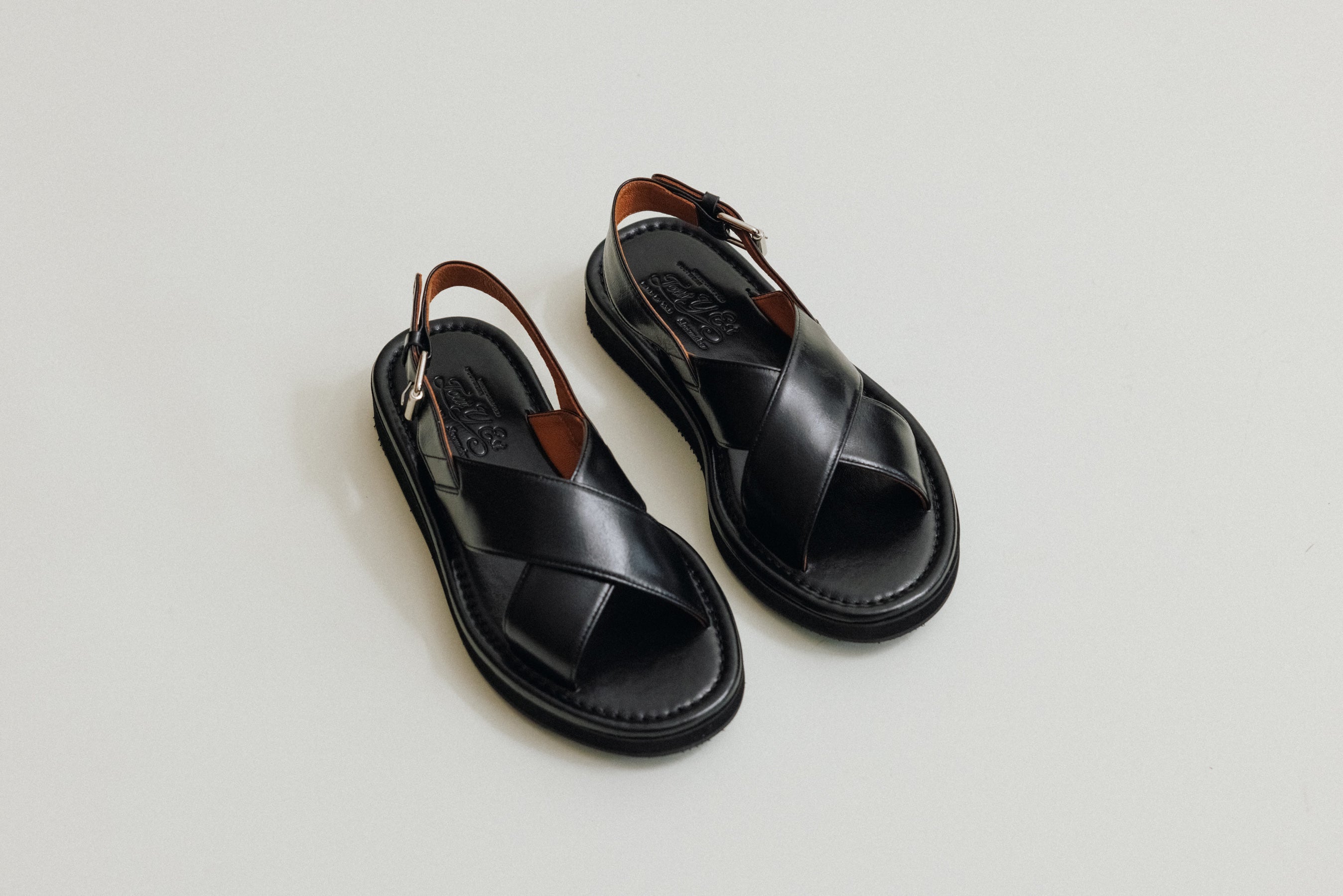 SANDALE LÉAUD BLACK – TOUT Y EST JP