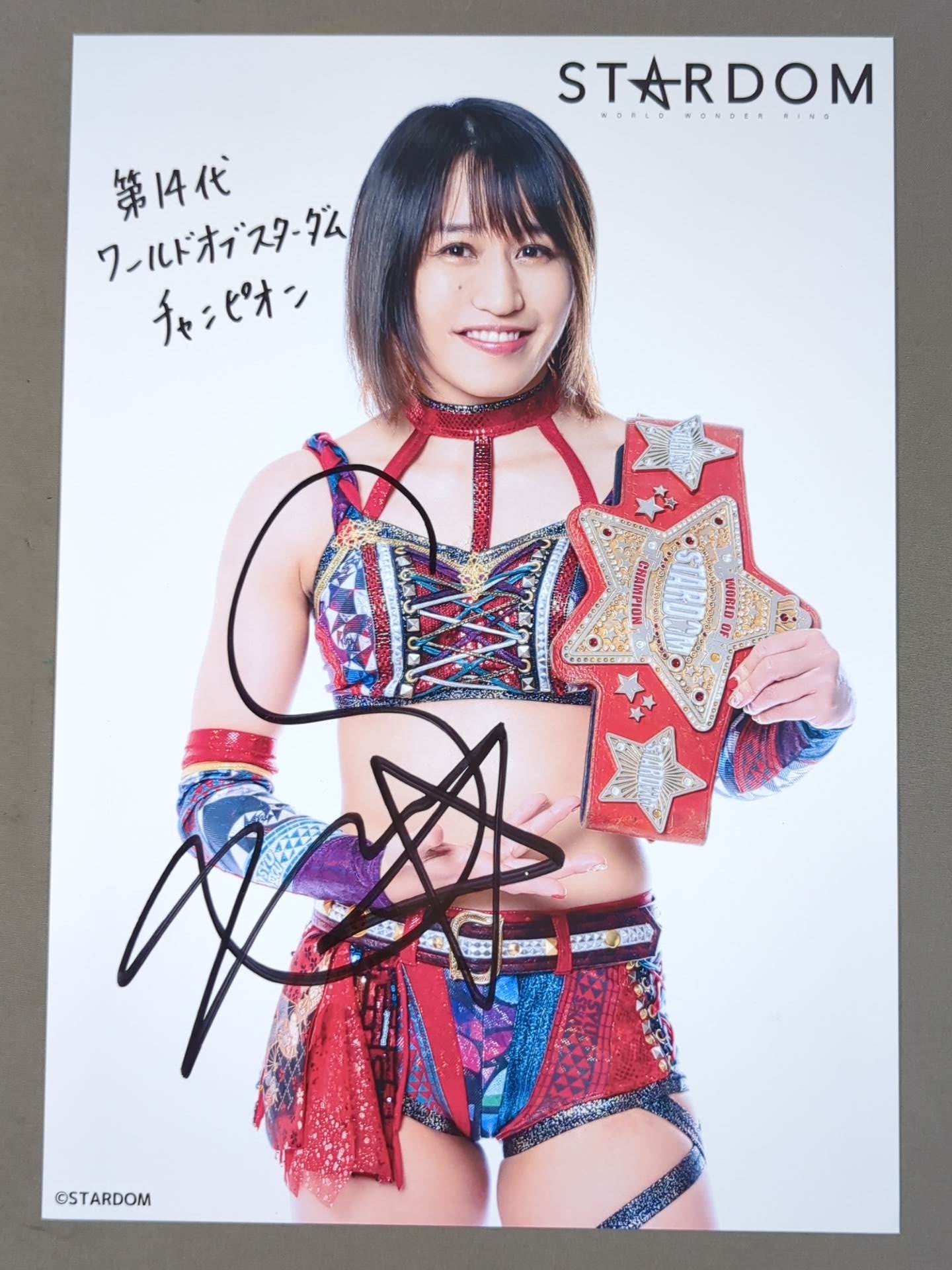 朱里 直筆サイン入り スターダムポートレート(H-2) – 闘道館