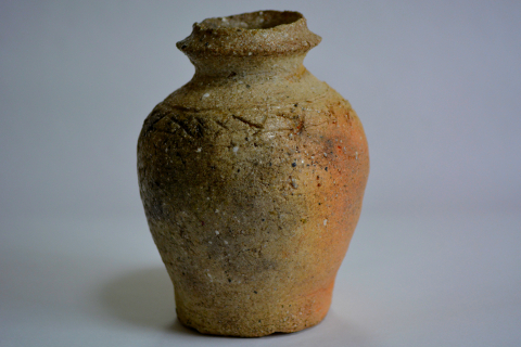 蹲（うずくまる）：信楽の小壺