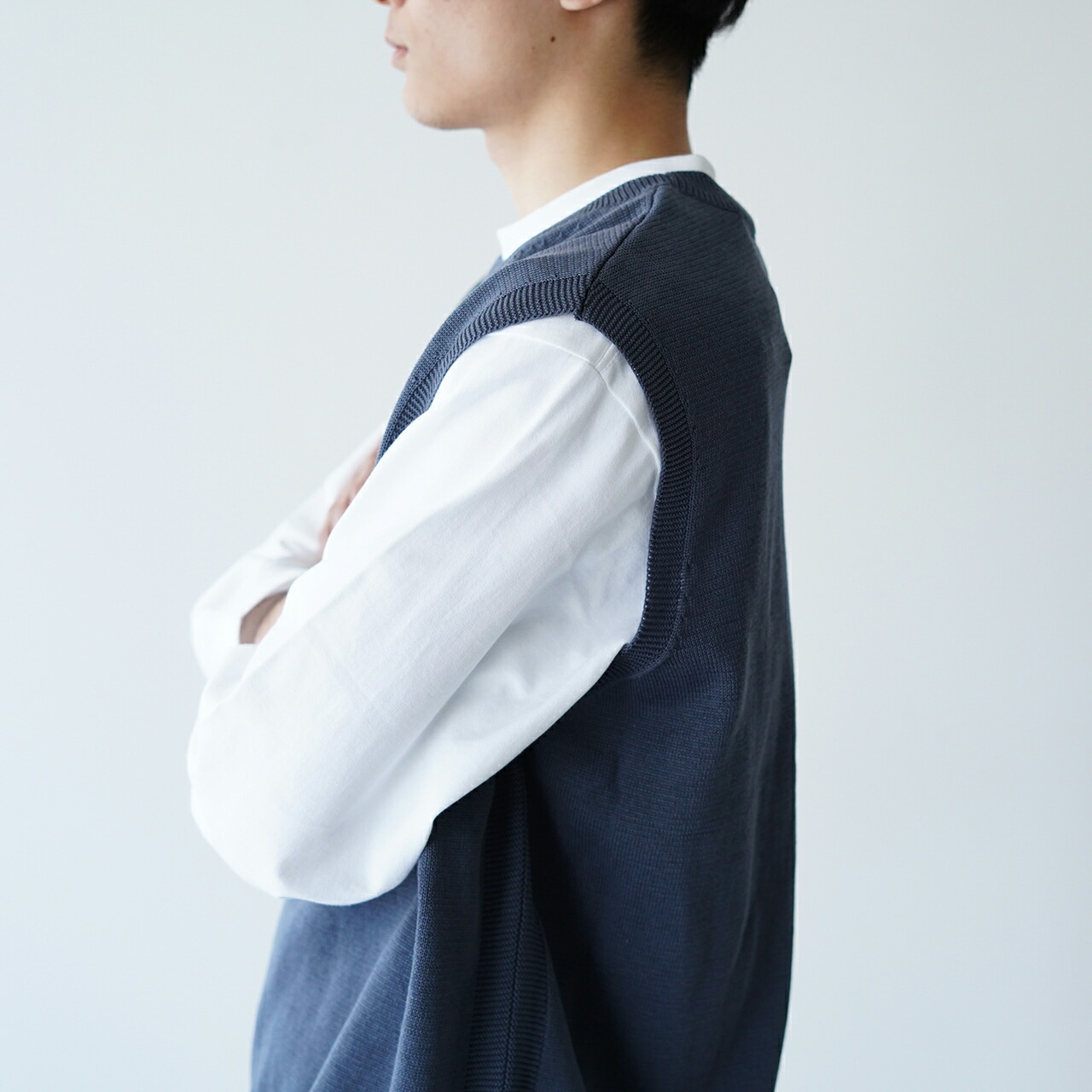 2025SS）STILL BY HAND CNクルーネックベスト