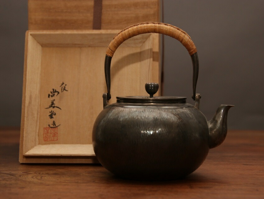 純銀製 菊筋文 玉石摘 急須 銀瓶 煎茶道具 純銀製 菊文 唐木手 急須 銀