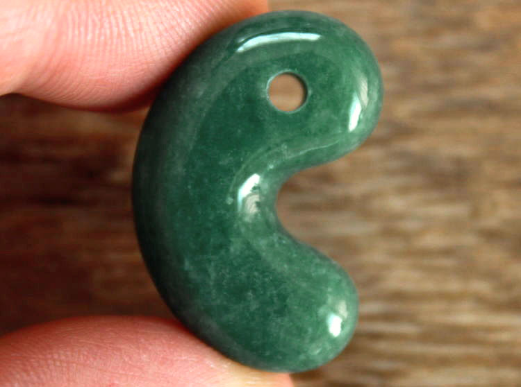 楽天市場】糸魚川翡翠勾玉 M04618元粋 作30mm*19.5mm*9.8mm : 糸魚川