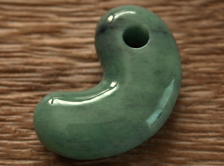 楽天市場】糸魚川翡翠勾玉 M05678元粋 作36mm*23mm*11mm : 糸魚川