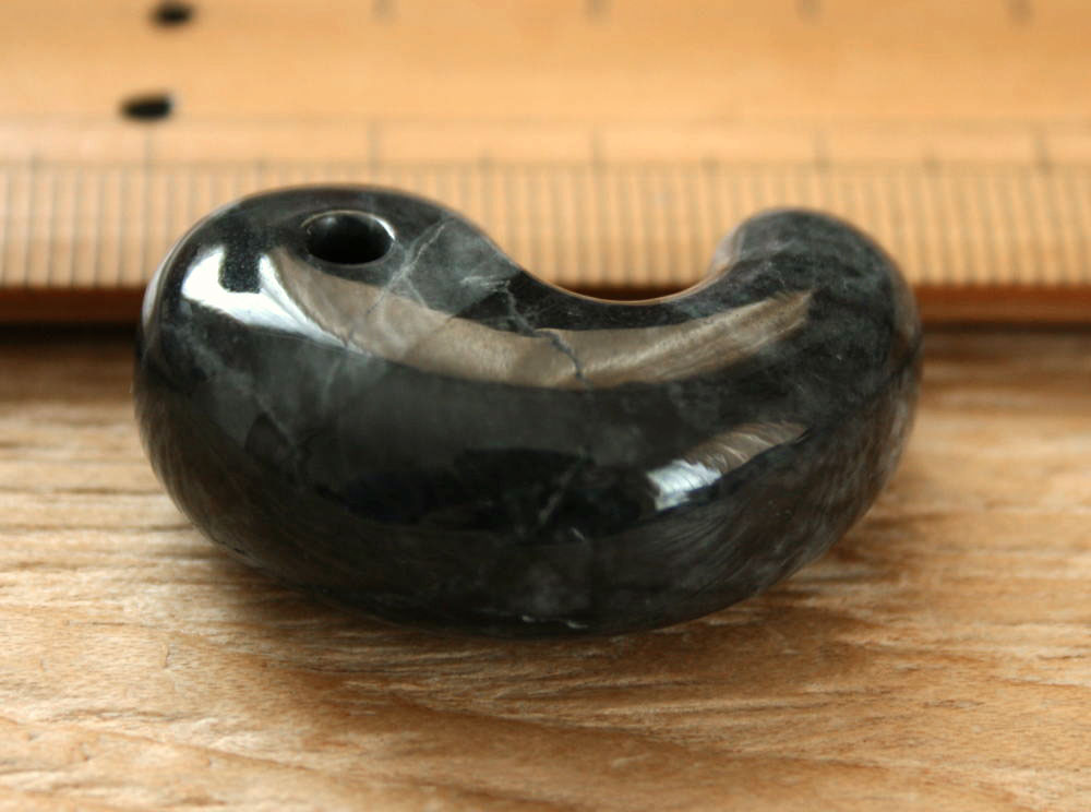 楽天市場】糸魚川黒翡翠勾玉 M08579 翠雅 作 32mm*21mm*12mm 糸魚川産