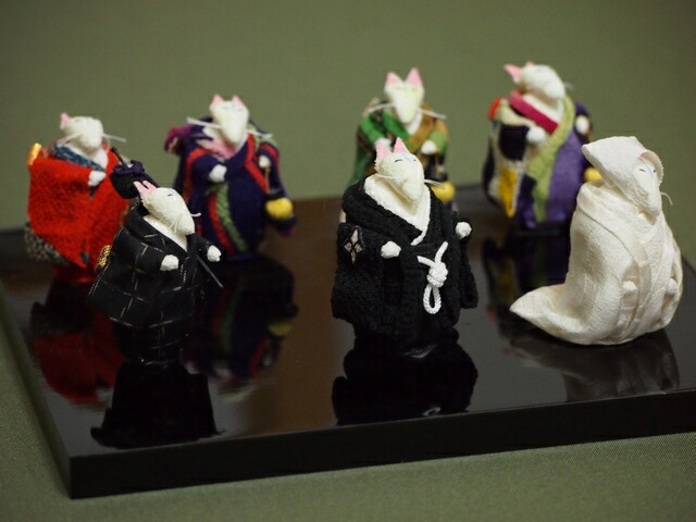 楽天市場】正絹古布の縮緬細工 狐の嫁入り(台付き)【正絹古布】【縮緬