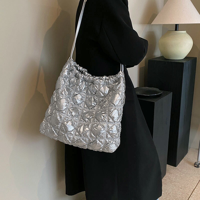 楽天市場】キルティングショルダートートバッグ ホワイト/ブラック