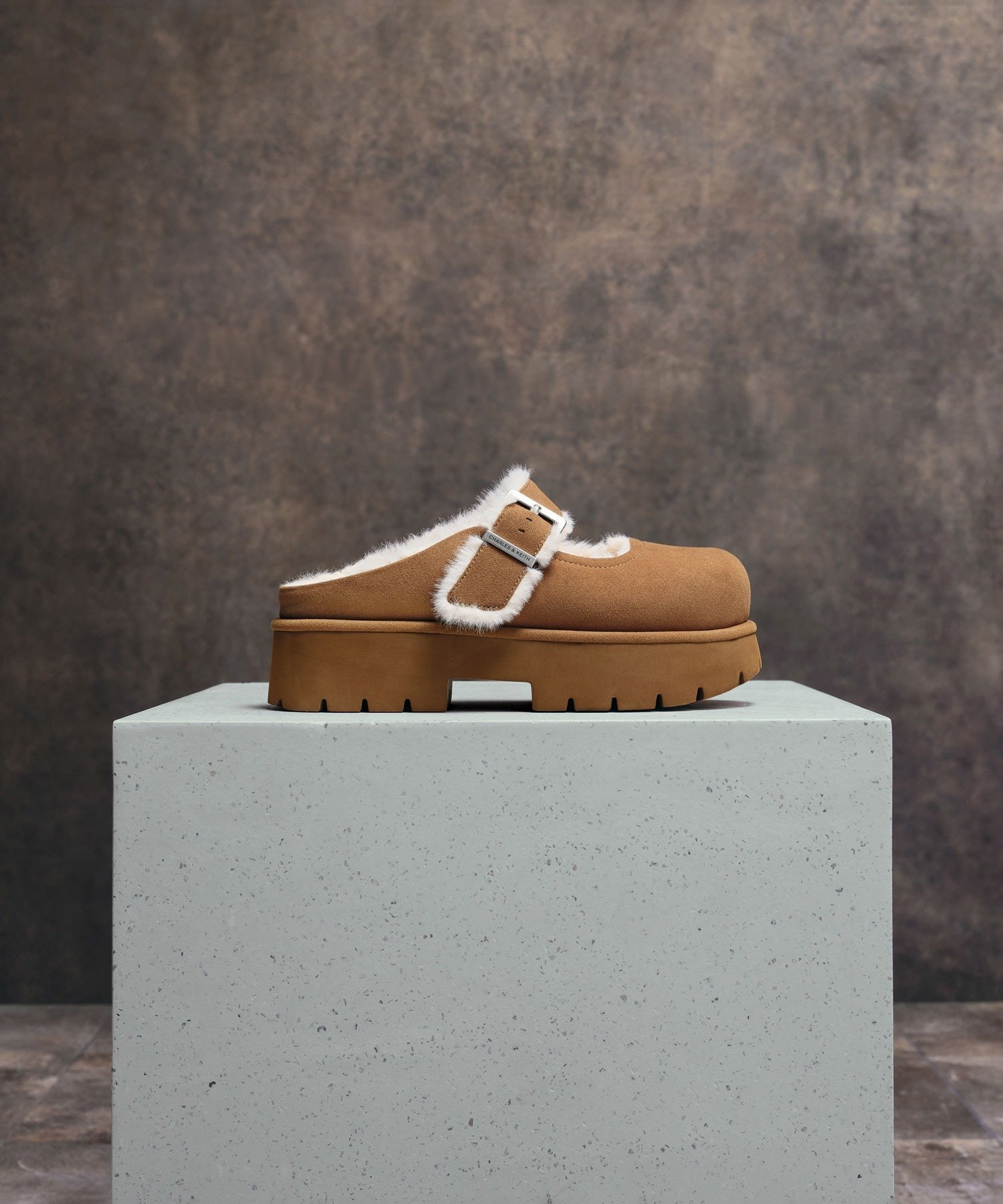 CHARLES & KEITH｜Bergen ベルゲン テクスチャーファートリムバックル