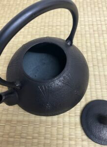 楽天市場】南部鉄器 鉄瓶 丸型松 1.5L 日本製 金気止め 南部鉄瓶 急須