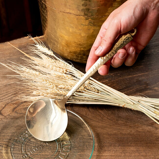 楽天市場】高級感のある槌目模様インドのブラスサーブスプーン 約27cm