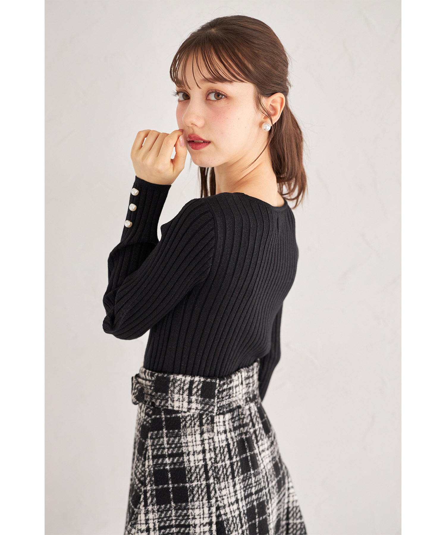 楽天市場】袖口パール付きVネックリブニットプルオーバー【ambrielle