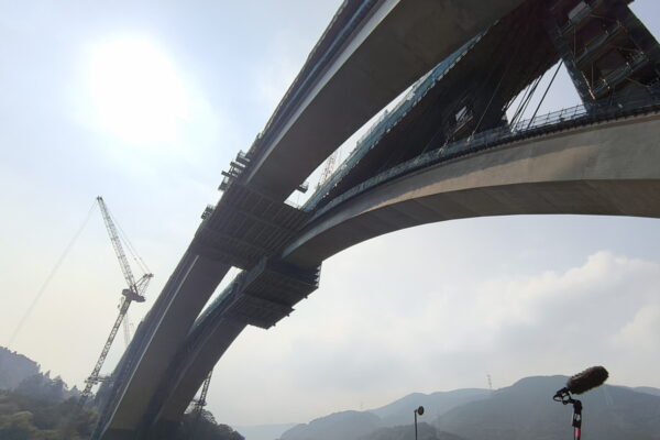日本最大級」の橋まもなく完成へ！ 新東名のメチャ高い難所つなぐ道路