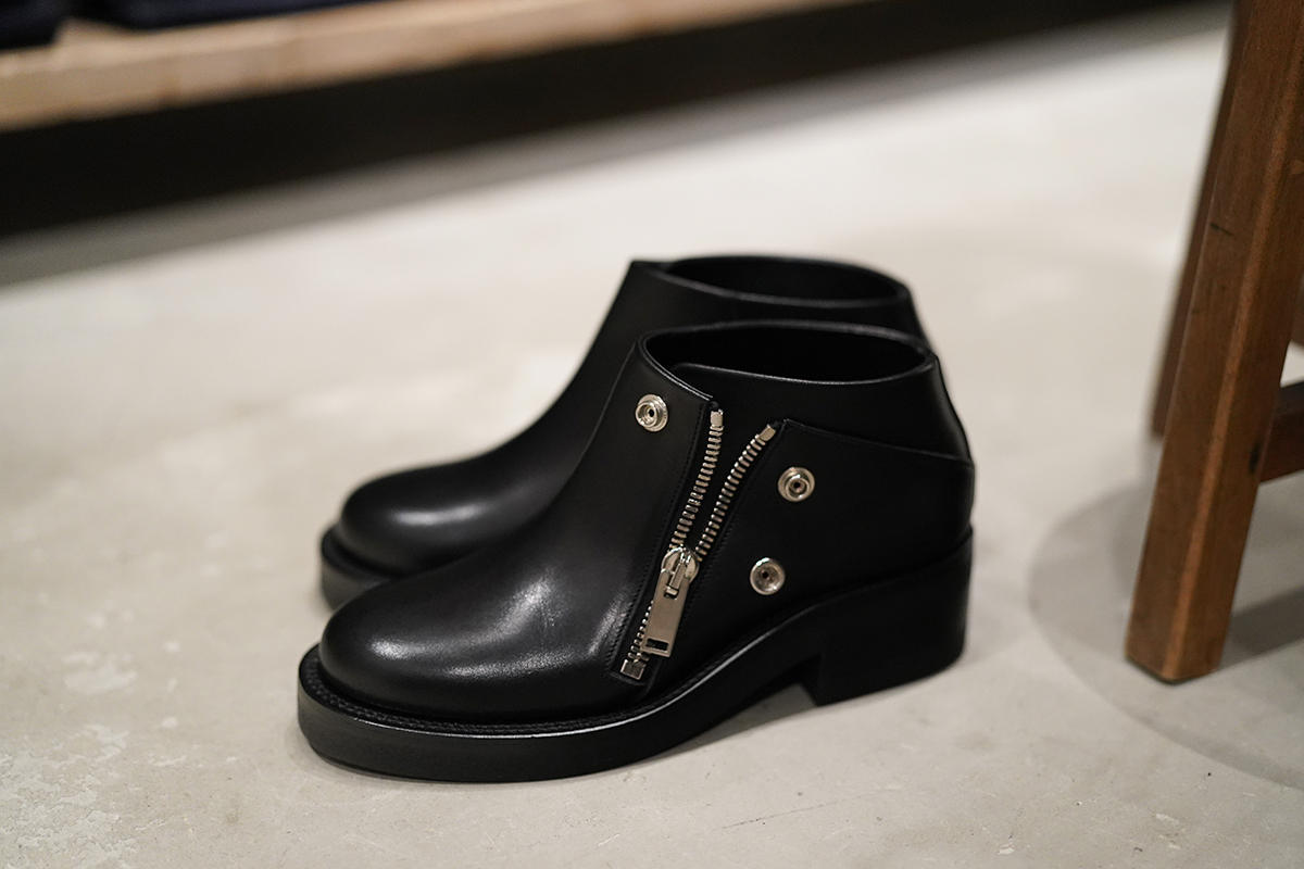 ライダースのデザインを落とし込んだヒールブーツ。 | transistor