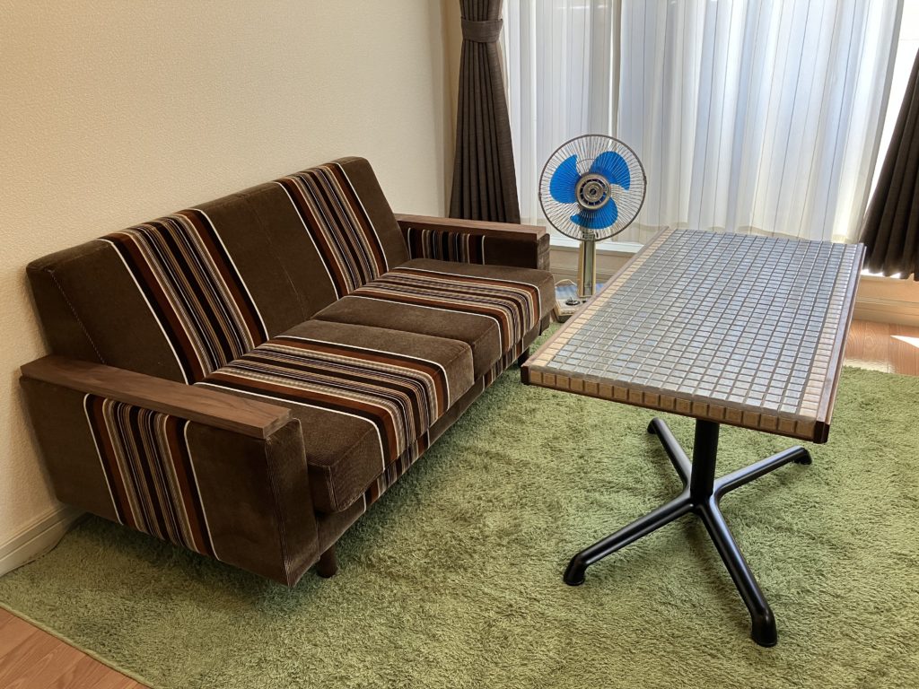 昭和レトロソファとタイルテーブル | レトロアンティークとオーダー