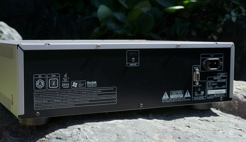 DENON DVD-2500BT モニタライクな造り。ラッキーカラーはシルバー