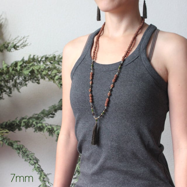 ルドラクシャ（菩提樹の実）と天然石ビーズを組み合わせた、ヨギニの