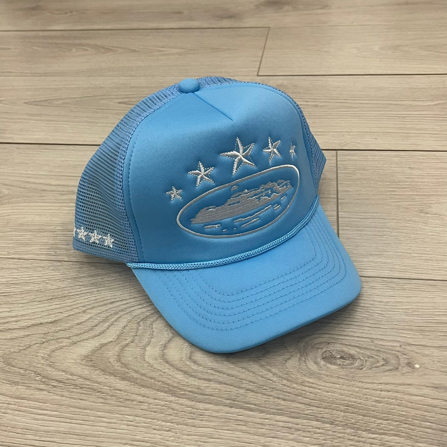 corteiz 5 starz alcatraz trucker hatbaby blue – único13