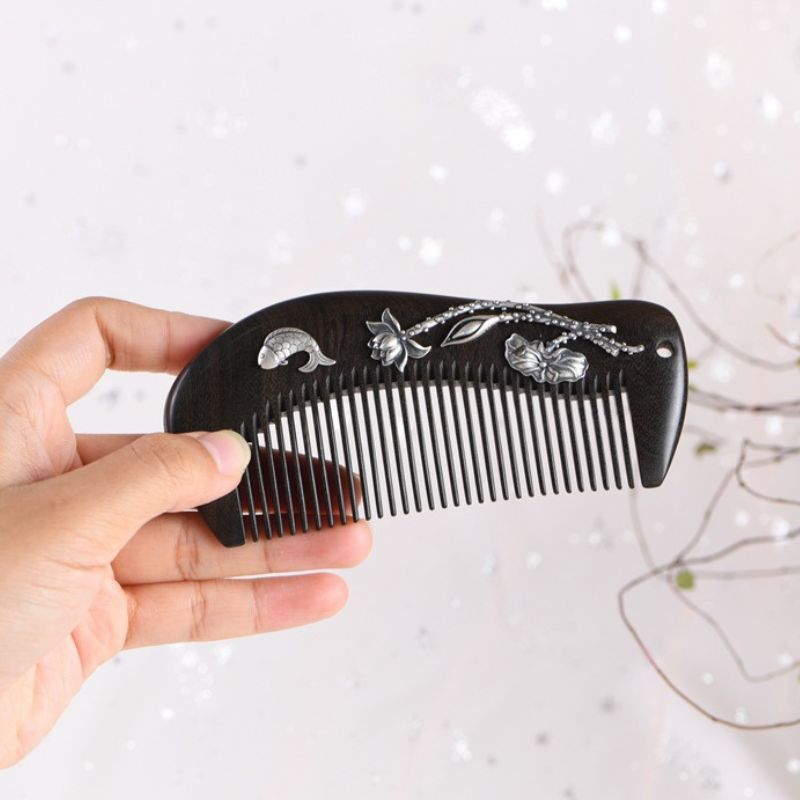 蓮の花と鯉の黒檀櫛 – 日本の伝統と現代技術が融合したアートピース