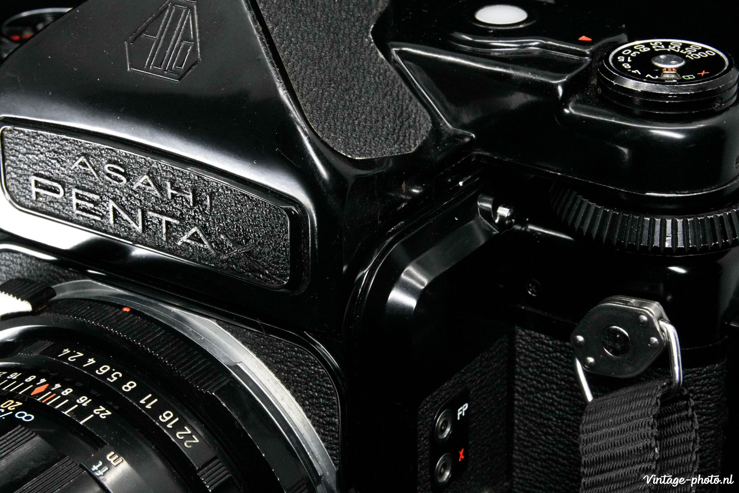 Eye catcher from Japan: the legendary Pentax 6x7 - Vintage-photo