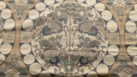 国宝-工芸｜四騎獅子狩文錦［法隆寺/奈良］ | WANDER 国宝 | WANDER 国宝