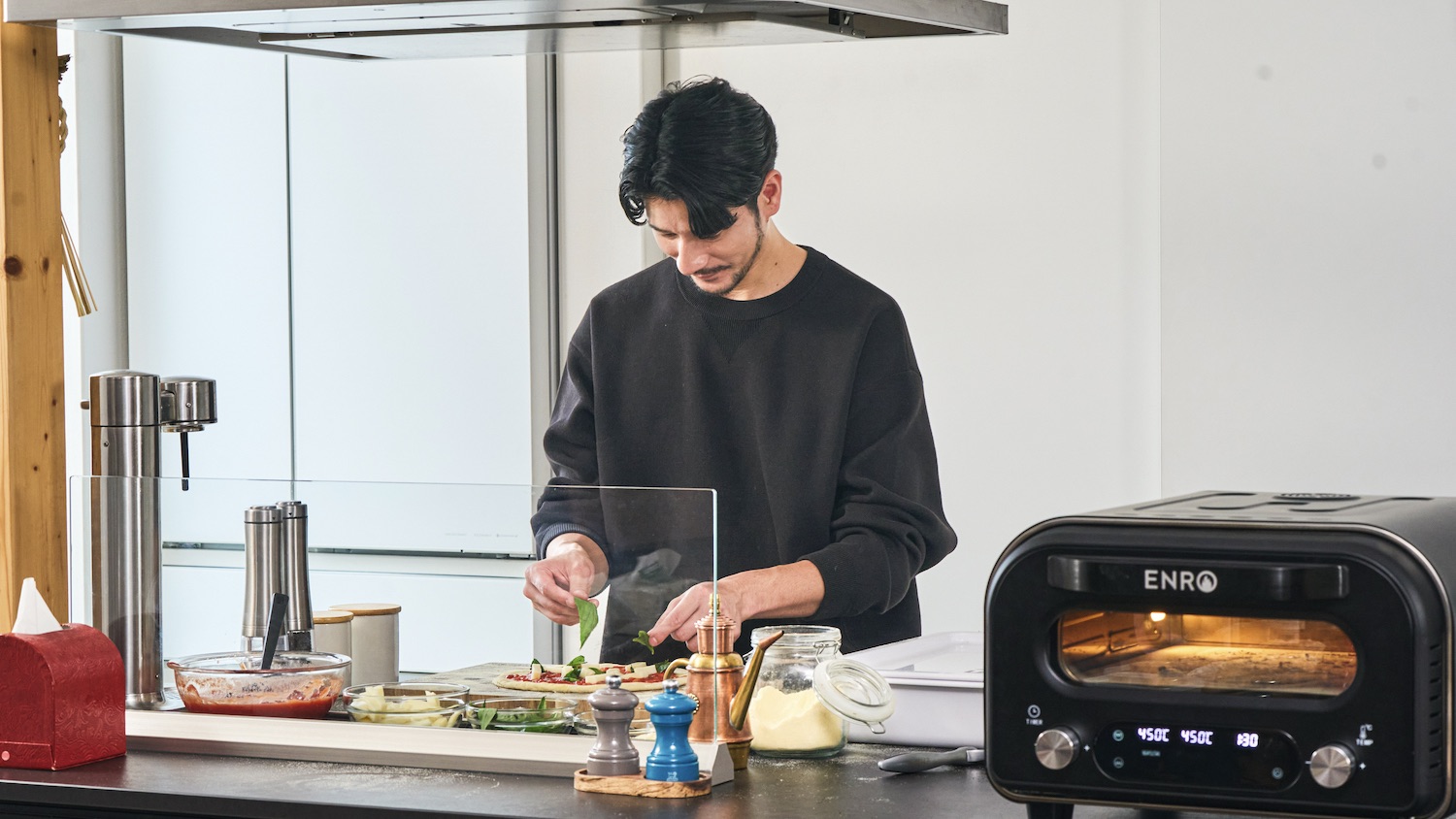 450℃ の最大火力でお店レベルのクオリティが出せる。ピザ窯専門