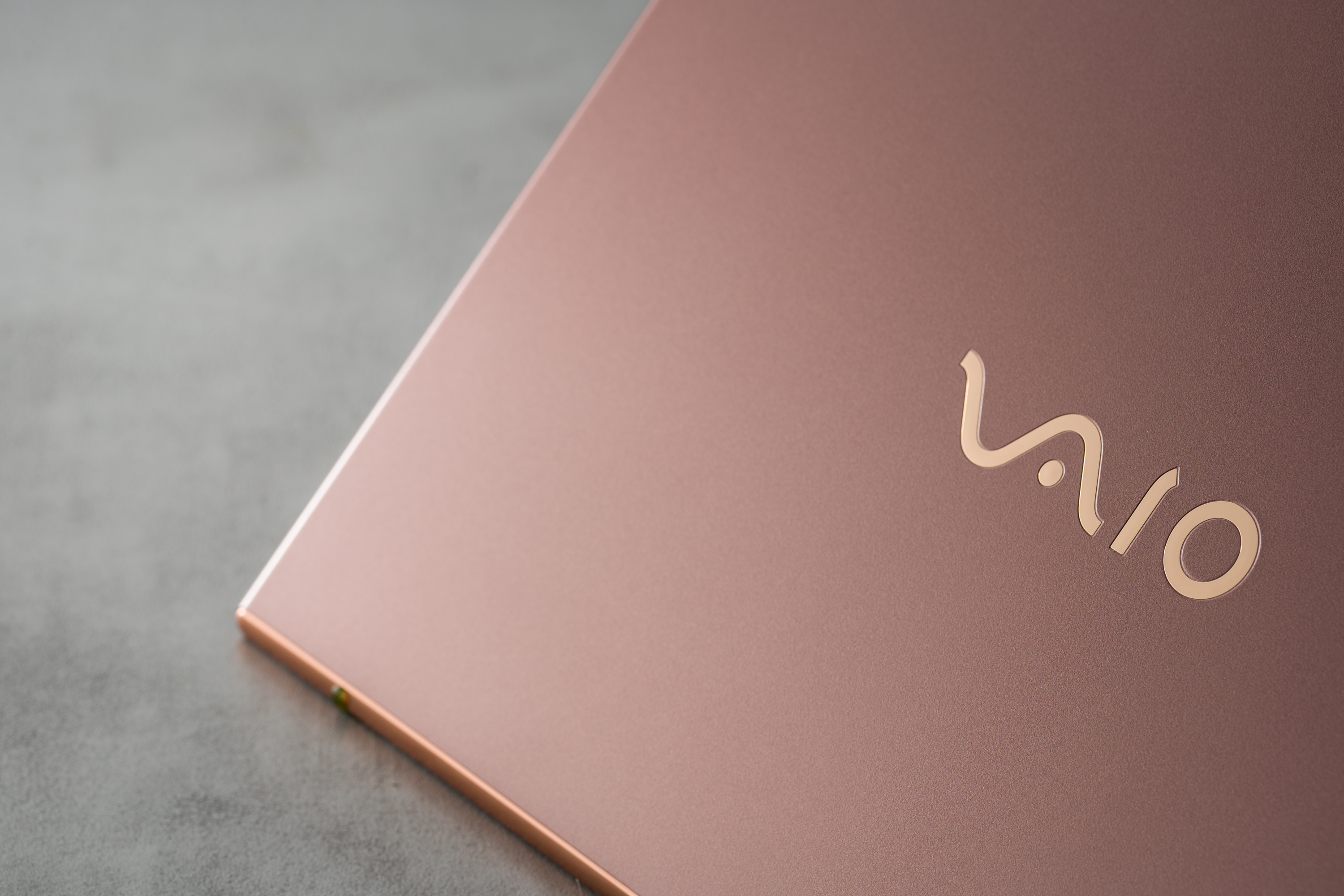 あらゆるシーンに美しい仕事道具を：「剛」と「美」を備えるVAIO SX14