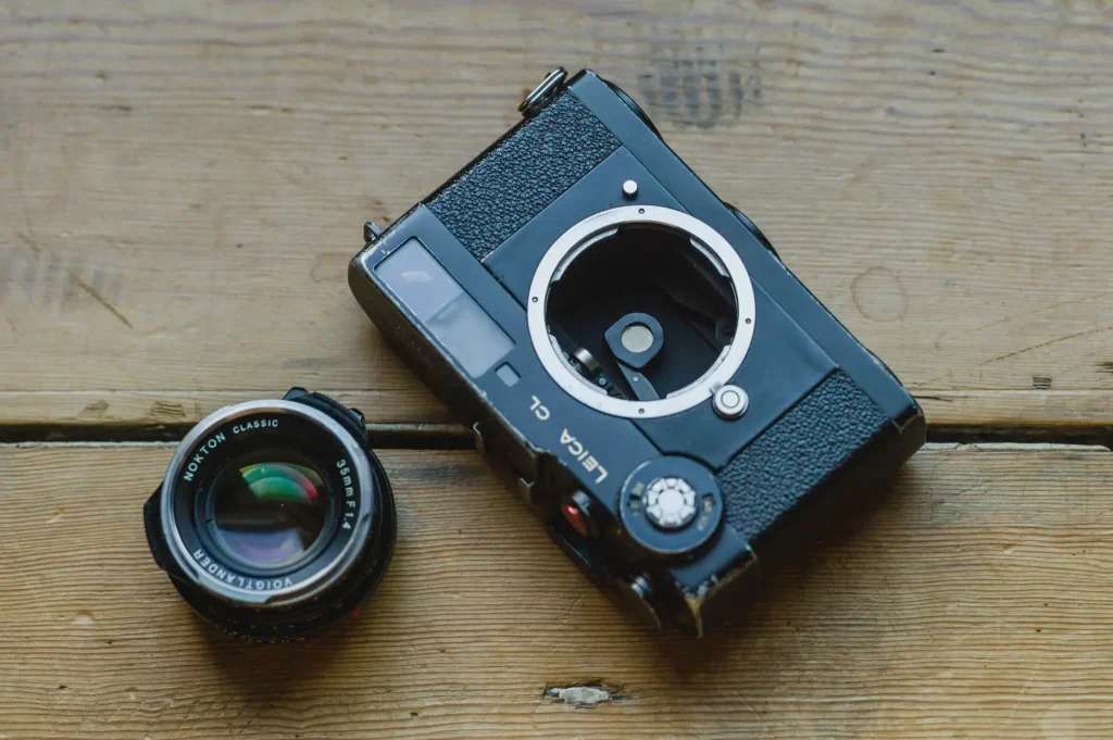 Leica CL Review (The Film Camera) - 35mmc