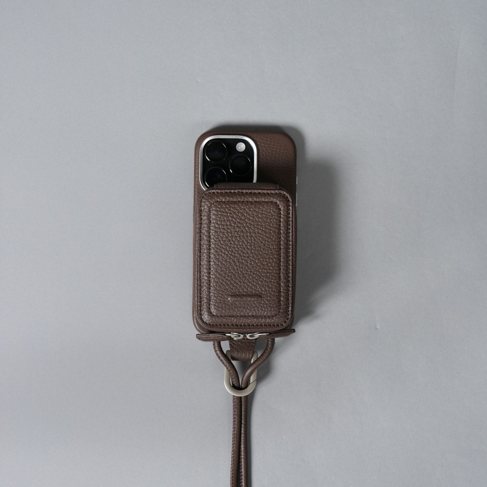 objcts.​io - レザーストラップ付iPhoneアクセサリー - マイクロバッグ