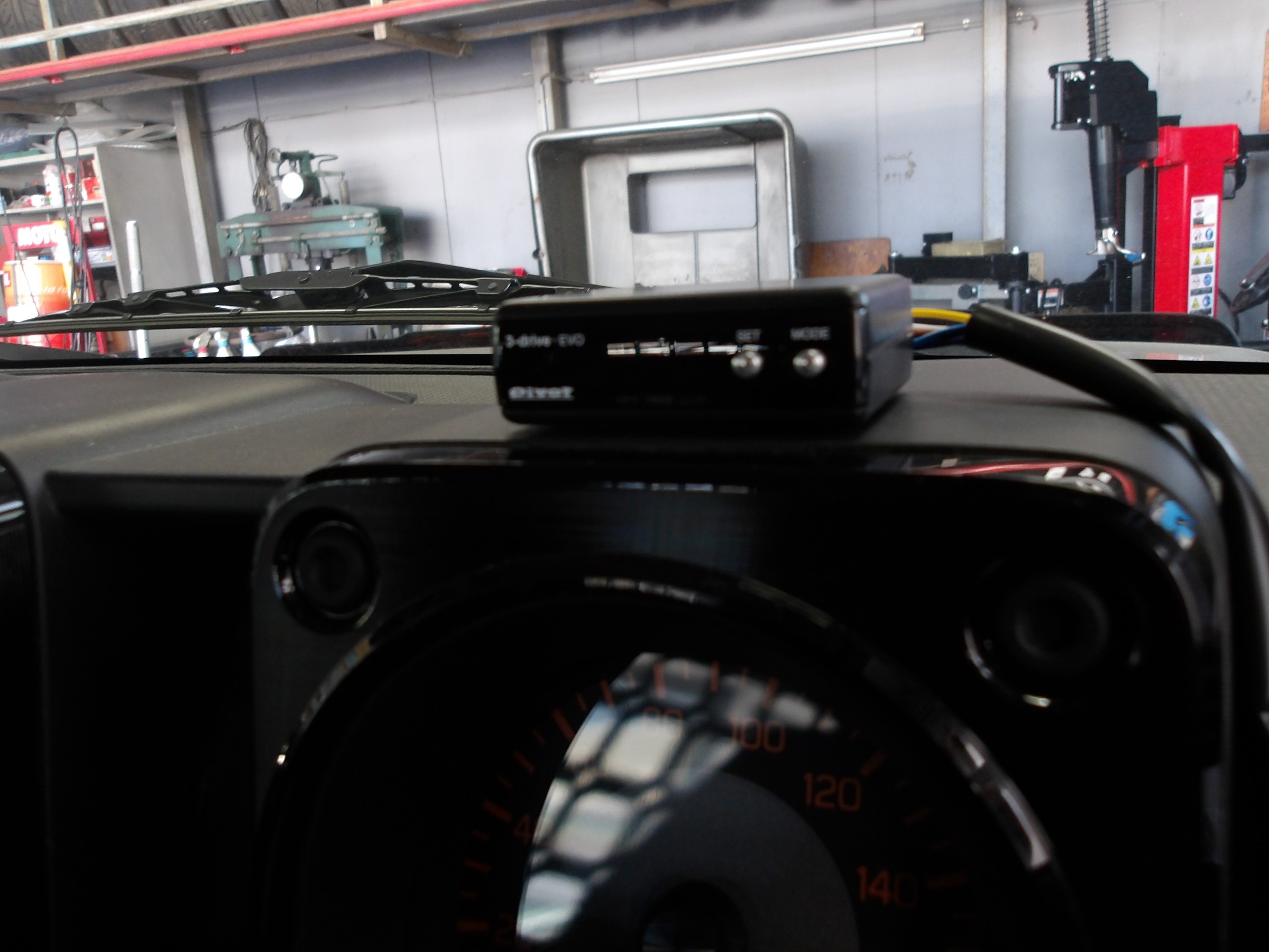 ジムニー シエラ（JB74W）Pivot製電子スロットルコントローラー「3