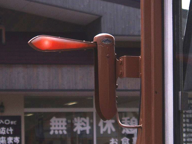 流れるウインカー”が法文に明示されたけど、昔のウインカーは矢羽式