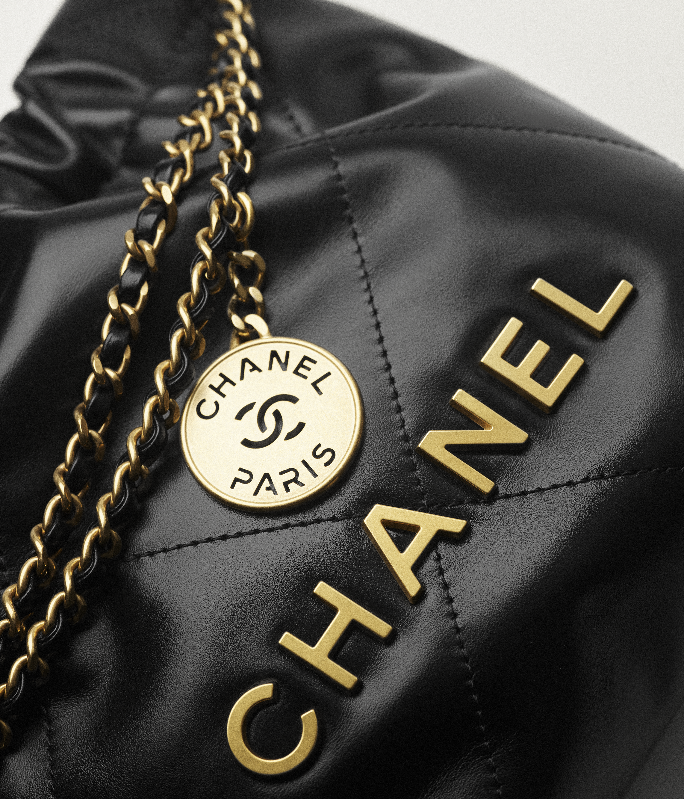 Chanel 22 ミニ ハンドバッグ、シャイニー カーフスキン 、ブラック