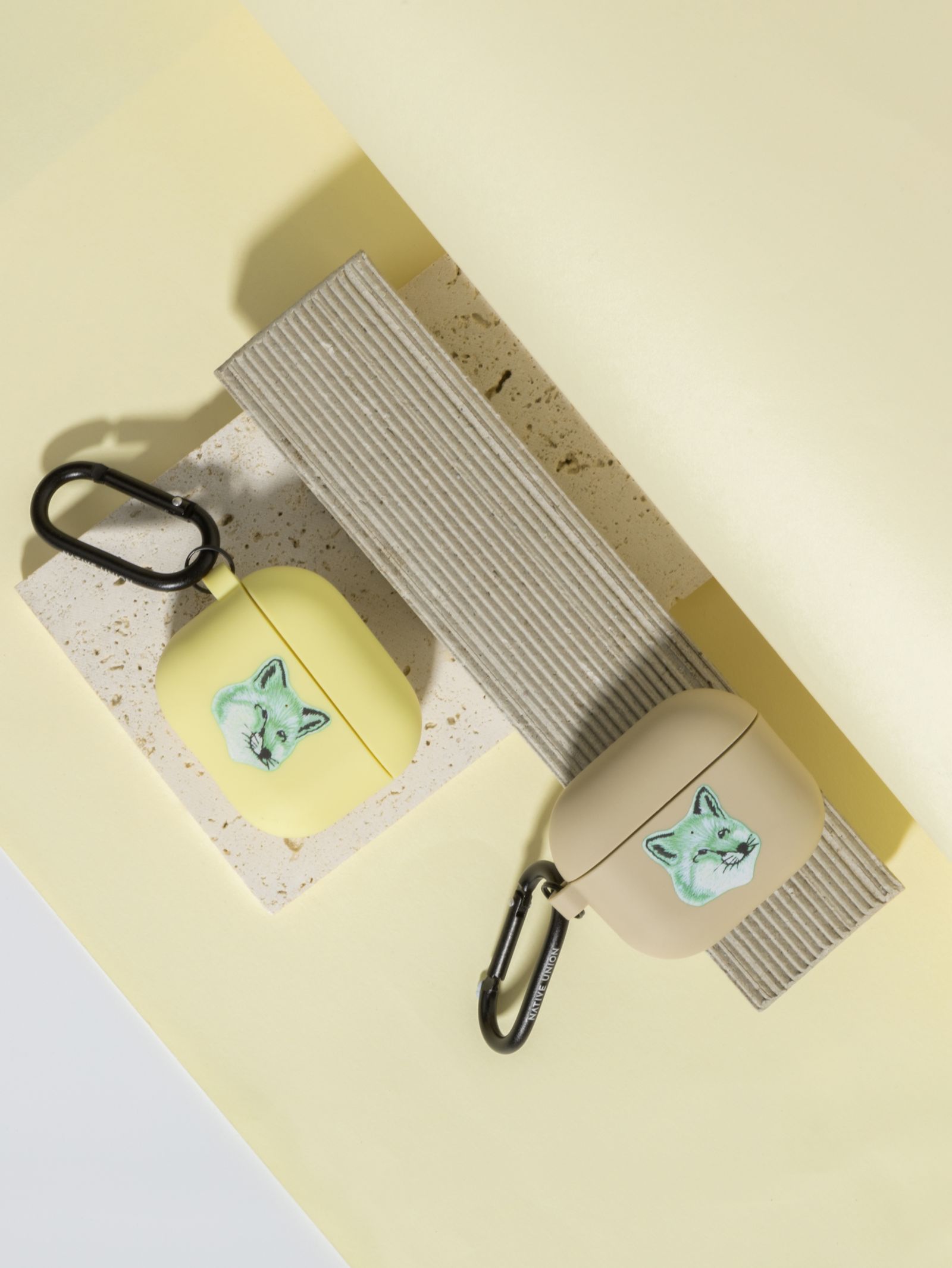 MAISON KITSUNÉ - 第三世代カラビナ付きエアポッズケース - MINT FOX